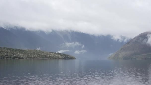 山の景色を望むロティ湖で曇りの日 ニュージーランド 旅行コンセプト — ストック動画