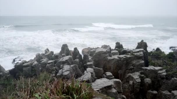 Παραλία Κύματα Συντρίβεται Κρέπες Βράχους Και Μαύρη Άμμο Νέα Ζηλανδία — Αρχείο Βίντεο
