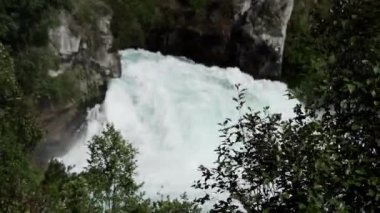 Huka 'nın sıradışı doğal şelalesi ormana düşüyor, Yeni Zelanda - seyahat videosu