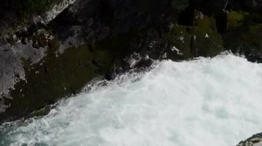 Huka Şelaleleri kayalıklarda su kırıyor, Yeni Zelanda