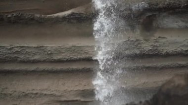 Yeni Zelanda 'daki Truman Pisti' nde şelaleden aşağı süzülen suya yakın yaşam tarzı konsepti.