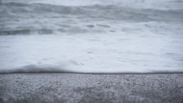 Zbliżenie Piany Fal Brzegu Plaży Czarnym Piaskiem Nowa Zelandia Koncepcja — Wideo stockowe