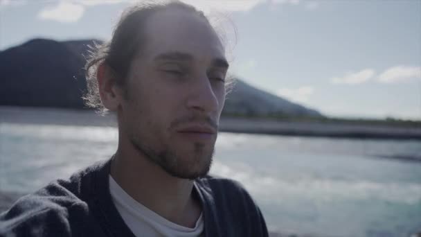 Influencer Man Filmt Sich Mit Seiner Kamera Beim Wandern Entlang — Stockvideo