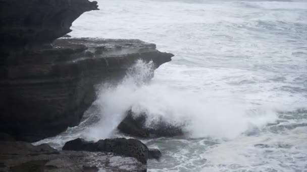 Θάλασσα Συντρίβει Κύματα Στους Απότομους Βράχους Του Γκρεμού Της Νέας — Αρχείο Βίντεο