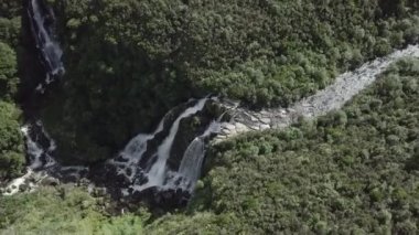 Büyük dağların havadan görünüşü, bitki örtüsü ve doğal şelale waipunga şelalesi, Yeni Zelanda - seyahat videosu