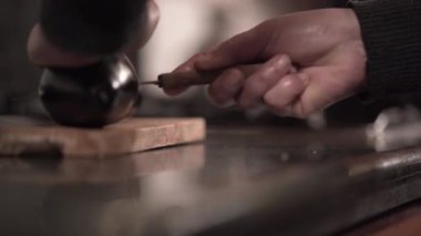Yetişkin kadın elleri mutfakta yemek yapmak için patlıcan kesiyor - 4K Yatay Konsept