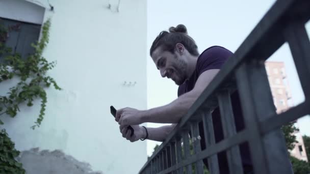 Mężczyzna Kucykiem Smsy Telefonie Uśmiecha Się Wschodniej Hiszpanii Covid Przedsiębiorczość — Wideo stockowe