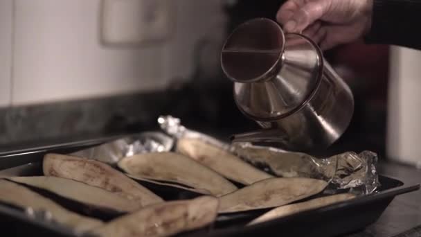 Mulher Espanhola Velha Colocando Óleo Sobre Berinjelas Sua Cozinha Horizontal — Vídeo de Stock