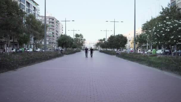 Twee Volwassen Vrienden Naderen Van Ver Door Wandeling Spanje Covid — Stockvideo