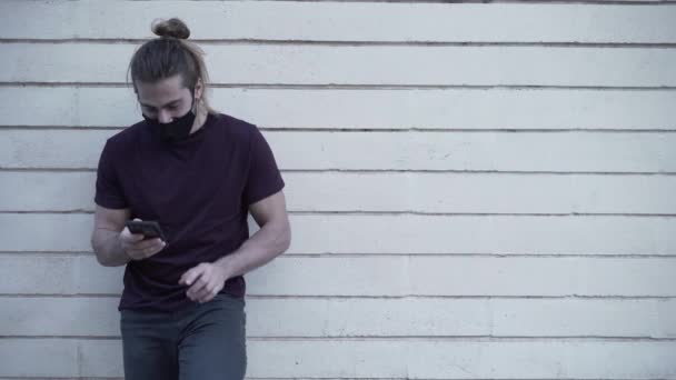 Дорослий Хлопець Довгим Волоссям Перевіряє Телефон Спирається Стіну Covid Timepreneurship — стокове відео