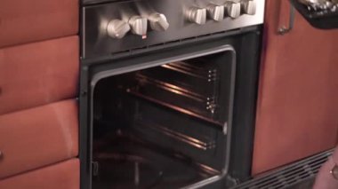 Yetişkin kadın fırını açıyor ve mutfakta patatesleri tanıtıyor - 4K Yatay Konsept