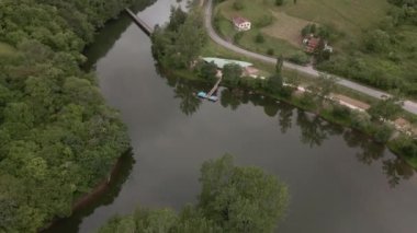 Göl, gökyüzünden görünen bir liman Kuzey İspanya Köyü - Seyahat konsepti