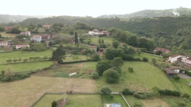 İspanya 'da vadinin ortasındaki sessiz bir köyün hava görüntüsü - Seyahat konvoyu