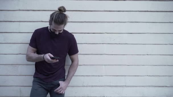 Mooie Man Met Gezichtsmasker Lachen Iets Van Zijn Telefoon Covid — Stockvideo