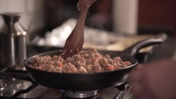 Mulher Espanhola Velha Mãos Cozinhar Alguma Carne Picada Cozinha Espanhola — Vídeo de Stock