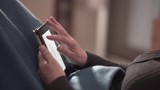 Mãos Mulher Tocando Sua Tela Telefone Casa Espanha Conceito Horizontal — Vídeo de Stock
