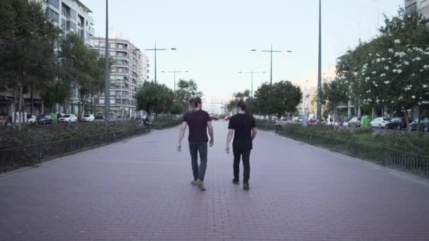 Dwóch Hiszpańskich Przyjaciół Długimi Włosami Odchodzących Wschodniej Hiszpanii Covid Time — Wideo stockowe