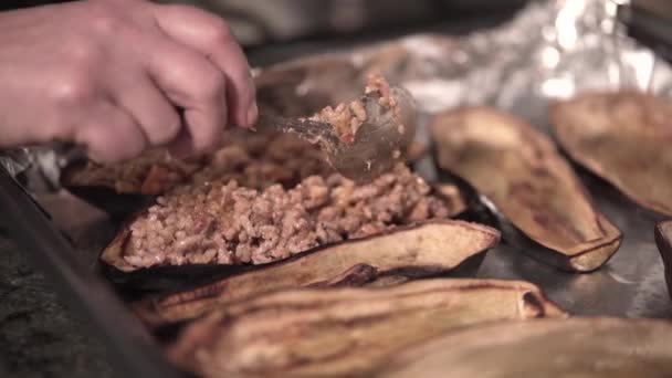 用勺子切碎牛肉的妇女手填茄子 4K水平概念 — 图库视频影像