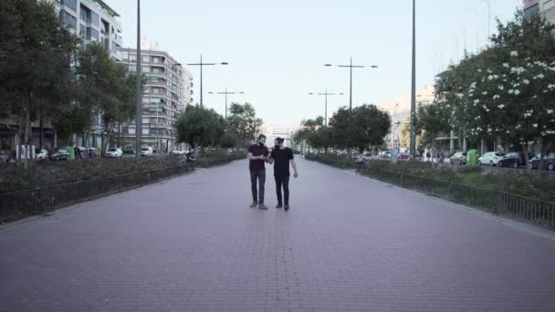 Zwei Langhaarige Kaukasische Männer Vergleichen Etwas Auf Ihren Handys Covid — Stockvideo
