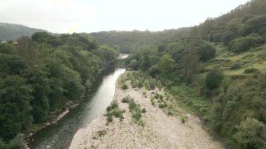 Rio Nalon İspanya 'daki insansız hava aracından nehir ve yeşil vadi manzarası