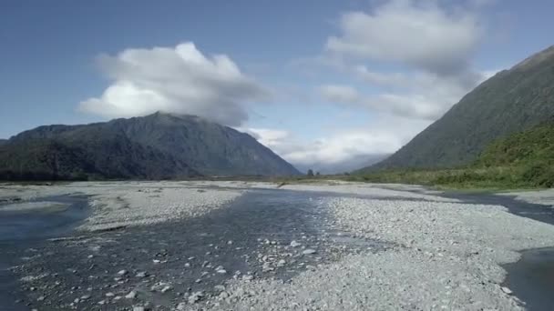 自然の中の信じられないほどの風景とタラマク川の空中ビュー ニュージーランド 自然コンセプト — ストック動画