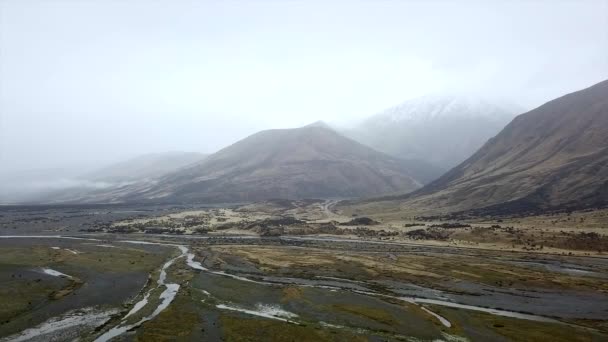 ニュージーランドの秋の植生や山と川の空中ビューが形成されます スローモーション 自然旅行 — ストック動画