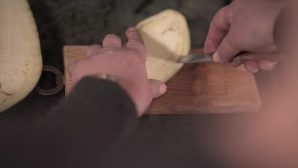 Mains Femme Vidant Aubergine Intérieur Pour Faire Cuire Dans Cuisine — Video