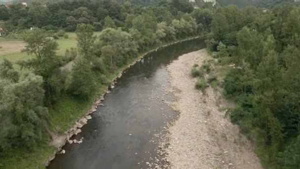 Flusslauf Zwischen Bäumen Und Bergen Priorio Spanien Vom Himmel Travel — Stockvideo