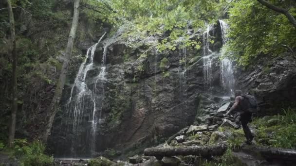 スペインの滝を取得しようとしているバックパックを持つ白人男性 旅行コンセプト — ストック動画