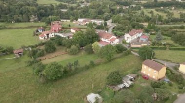 İspanyol Vadisi 'nin ortasındaki yol kenarı bir köyün manzarası.