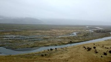 Sonbahar bitki örtüsü ve nehir ile dağların havadan görünüşü, Yeni Zelanda - doğa yolculuğu