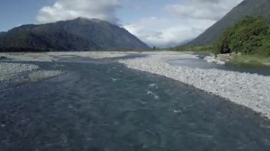 Taramaku Nehri 'nin kırsal ve tepelerdeki havadan görünüşü, Yeni Zelanda - Doğa Konsepti
