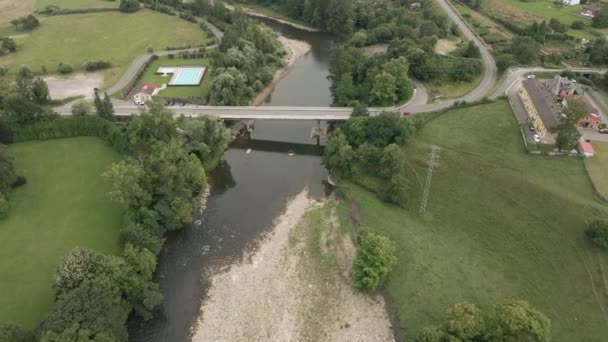 Coches Cruzando Río Través Del Puente Una Aldea Española Del — Vídeos de Stock