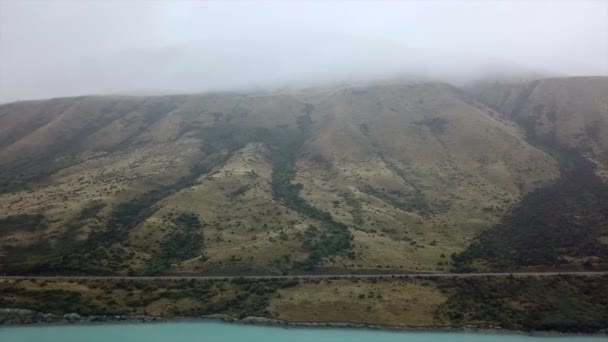 Tepesi Yolu Sisli Cook Dağı Nın Yanındaki Sakin Denizin Hava — Stok video