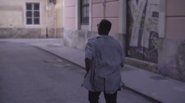 Valencia 'da sokakta koşuşturan Afro-Amerikalı bir adam - yaşam tarzı konsepti