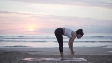 Yetişkin bir kız Valencia 'da kollarını bir aşağı bir yukarı açıyor.