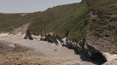 İspanya 'da plajda koşan beyaz erkek ve kadın - seyahat videosu