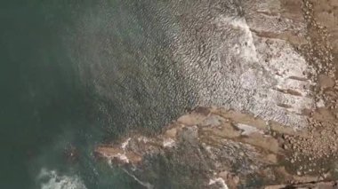 Gökyüzünden Asturias 'ta dalgalı bir çakıl taşı kumsalının görüntüsü