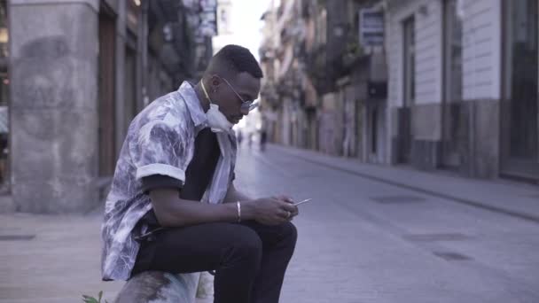 Afrykański Amerykanin Maską Twarzy Sms Telefonie Hiszpanii Koncepcja Stylu Życia — Wideo stockowe