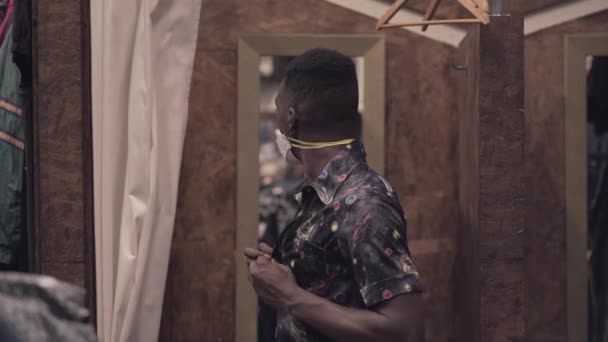 Африканський Чоловік Який Намагається Одягнути Сорочку Короткими Рукавами Відповідній Кімнаті — стокове відео