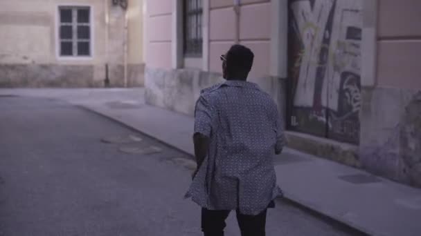 Afro Amerikaanse Man Rent Door Straat Valencia Lifestyle Concept — Stockvideo