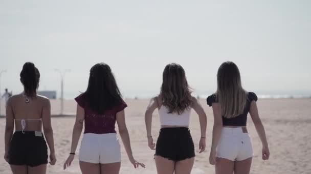 Czterech Białych Przyjaciół Skaczących Uśmiechniętych Hiszpańskiej Plaży Koncepcja Stylu Życia — Wideo stockowe