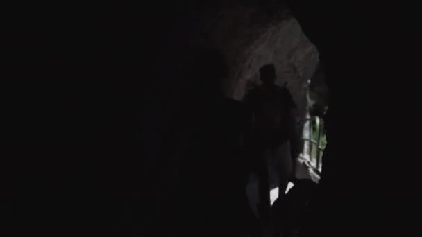 Hombre Mujer Cruzando Túnel Entre Montañas Asturias Concepto Viaje — Vídeo de stock
