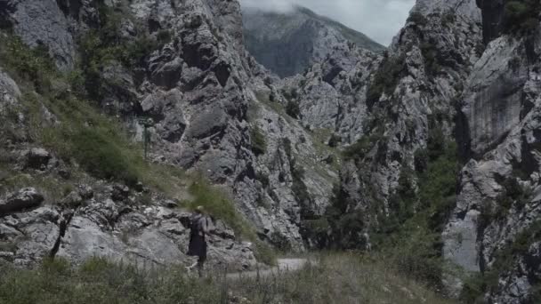 Kaukasische Man Trekt Een Berg Hermida Spanje Reisconcept — Stockvideo