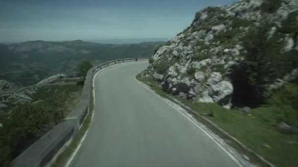 リアビューアップPicos Europaスペインの山道 4K水平方向の旅行ビデオ — ストック動画
