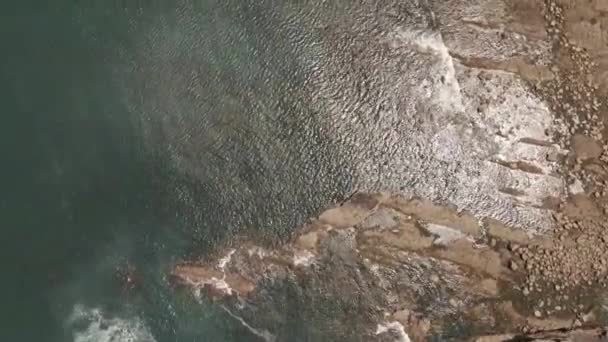 Vista Desde Cielo Orilla Una Playa Guijarros Con Olas Asturias — Vídeo de stock