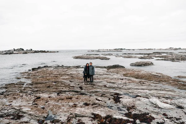 Caucasian Heterosexual Young Couple Hugging Big Rocks Sea Kaikoura New — Stock Photo, Image