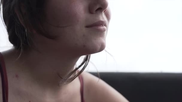 Закрытие Лица Женщины Воздух Шевелит Волосами Новое Рвение Концепция Путешествия — стоковое видео