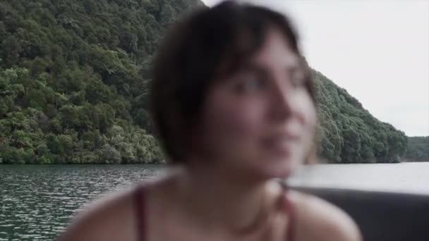 Onherkenbare Vrouw Die Kijkt Naar Het Landschap Het Meer Tarawera — Stockvideo