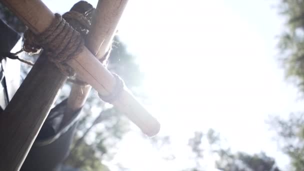 Bambusrohre Mit Einem Seil Gegen Die Sonne Auf Einem Campingplatz — Stockvideo